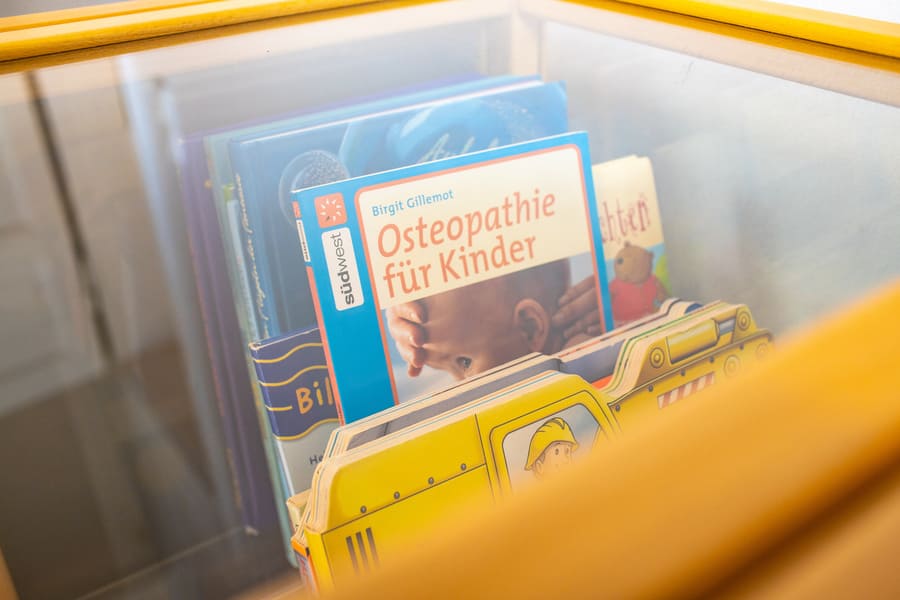 Buch über Kinderosteopathie in einer Glasvitrine